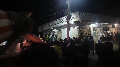 ആള്‍ക്കൂട്ടം പള്ളി തകര്‍ക്കുന്നതിന്റെ വീഡിയോ ദൃശ്യം
