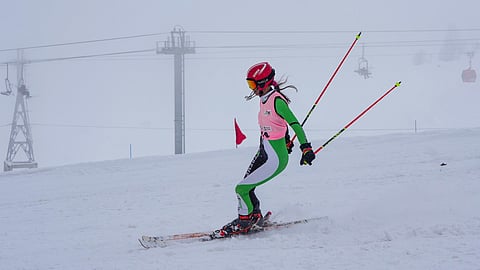 ഗുല്‍മാര്‍ഗില്‍ സ്കീ മൗണ്ടനീറിങ് നടത്തുന്ന മത്സരാര്‍ത്ഥികള്‍