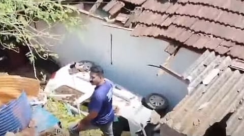 കാർ മറിഞ്ഞ് വീടിന്റെ ഒരു ഭാ​ഗം തകർന്നനിലയിൽ