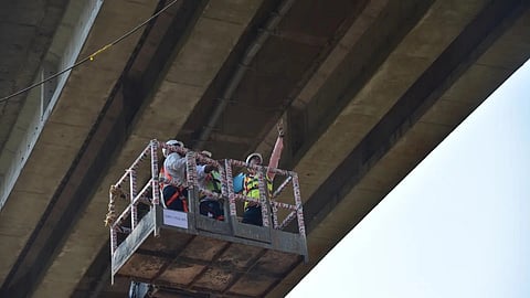 എ​സ്എ​ൻ ജം​ഗ്​​ഷ​ൻ-​തൃ​പ്പൂ​ണി​ത്തു​റ റൂ​ട്ടി​ൽ നടന്ന സുരക്ഷാ പരിശോധനയുടെ ദൃശ്യം