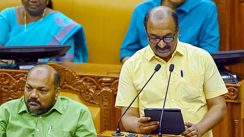 ധനമന്ത്രി ബജറ്റ് അവതരിപ്പിക്കുന്നു