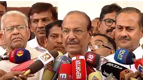 പി കെ കുഞ്ഞാലിക്കുട്ടി മാധ്യമങ്ങളോട് സംസാരിക്കുന്നു 