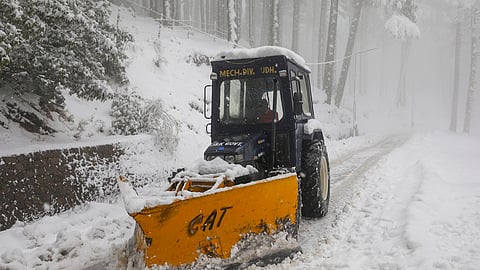 മഞ്ഞിൽ 'മുങ്ങി' റോഡ്