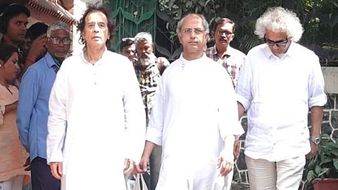 
പങ്കജ് ഉധാസിന് അന്തിമോപചാരം അര്‍പ്പിക്കാന്‍ അദ്ദേഹത്തിന്റെ വസതിയിലെത്തിയ സംഗീതജ്ഞരായ ശങ്കര്‍ മഹാദേവനും ഉസ്താദ് സാക്കീര്‍ ഹുസൈനും
