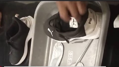 ഷൂസിനുള്ളിൽ നിന്നും സ്വർണം പിടികൂടിയപ്പോൾ