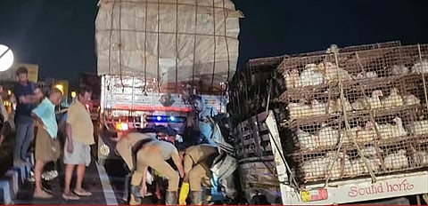 പാലക്കാട്ട് ലോറിക്ക് പിന്നിൽ പിക്കപ്പ് വാൻ ഇടിച്ചപ്പോൾ