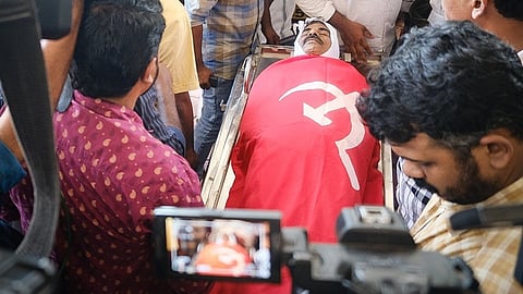 സിപിഎം ലോക്കല്‍ സെക്രട്ടറി സത്യനാഥന്റെ മൃതദേഹം കൊയിലാണ്ടിയില്‍ എത്തിച്ചപ്പോള്‍