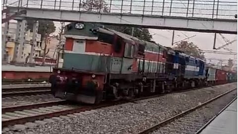 ലോക്കോ പൈലറ്റ് ഇല്ലാതെ ഓടിയ ട്രെയിൻ 