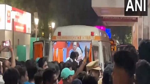 വെടിയേറ്റ നേതാവിനെ ആശുപത്രിയിലെത്തിച്ചപ്പോള്‍
