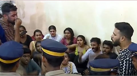 കലോത്സവ വേദിയിലെ പ്രതിഷേധം 