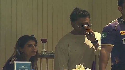 ഷാരുഖ് ഖാൻ സി​ഗരറ്റ് വലിക്കുന്നു 