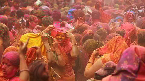 ഹോളി നിറവിൽ രാജ്യം