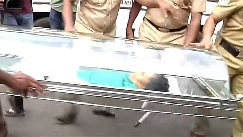 മൃതദേഹം റോഡിലൂടെ വലിച്ചിഴച്ച് കൊണ്ടുപോകുന്നു
