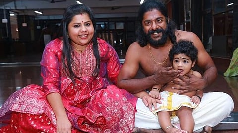 കേദാറിന് ഗുരുവായൂരില്‍ ചോറൂണ്, മകന്റെ ചിത്രങ്ങള്‍ പങ്കുവെച്ച് സ്‌നേഹയും ശ്രീകുമാറും