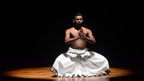 കേരള കലാമണ്ഡലത്തില്‍ മോഹിനിയാട്ടം ആണ്‍കുട്ടികള്‍ക്ക് പഠിക്കാന്‍ അനുമതി. 