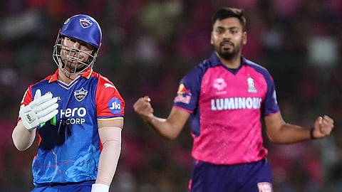 വാര്‍ണറുടെ വിക്കറ്റ് ആഘോഷിക്കുന്ന ആവേശ് ഖാന്‍