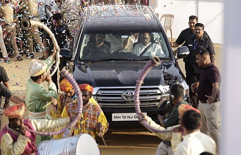 കൊമ്പുവിളികളോടെ ശരദ് പവാറിനെ സ്വീകരിക്കുന്നു  