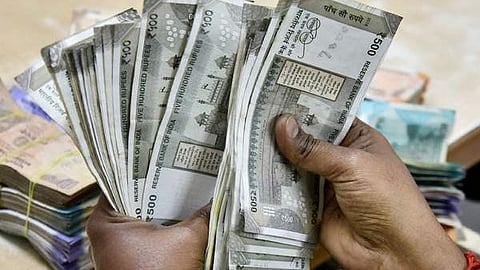 അഞ്ചേകാല്‍ ലക്ഷത്തോളം ജീവനക്കാരുടെ ശമ്പള വിതരണമാണു പൂര്‍ത്തിയായത്. 