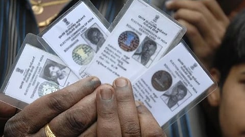 ഒരാള്‍ക്ക് മൂന്ന് തിരിച്ചറിയല്‍ കാര്‍ഡ് കണ്ടെത്തിയതിനെ തുടര്‍ന്ന മുന്ന് ഇലക്ഷന്‍ ഉദ്യോഗസ്ഥര്‍ക്ക് സസ്‌പെന്‍ഷന്‍