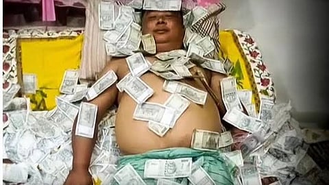 അഞ്ഞൂറ് രൂപയുടെ നോട്ടുകെട്ടുകളുടെ കിടക്കയില്‍ ഉറങ്ങി എന്‍ഡിഎ സഖ്യകക്ഷി നേതാവ്; വൈറല്‍