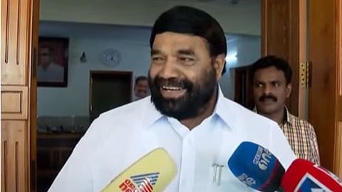 മന്ത്രി വാസവൻ മാധ്യമങ്ങളോട് സംസാരിക്കുന്നു 
