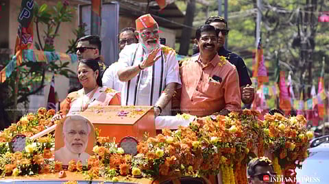 പാലക്കാടെ റോഡ് ഷോയില്‍ പാര്‍ട്ടി പ്രവര്‍ത്തകരെ അഭിവാദ്യം ചെയ്യുന്ന പ്രധാനമന്ത്രി 
