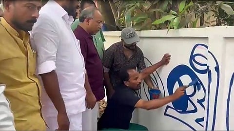 'കോണ്‍ഗ്രസ് എന്‍റെ ജീവനാണ്'; മുരളിക്കായി ചുവരെഴുതി പ്രതാപന്‍ - വിഡിയോ