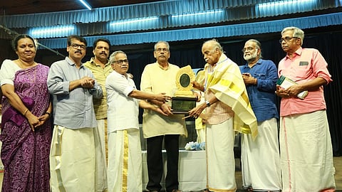 രാധാകൃഷ്ണൻ കാക്കശ്ശേരിക്ക് ഗുരുവായൂർ ദേവസ്വം ജ്ഞാനപ്പാന പുരസ്കാരം