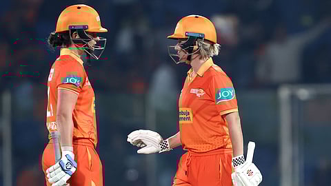 ബെത് മൂണിയും ലൗറ വോള്‍വാര്‍ടും