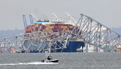 അപകടത്തിൽ‌ പാലം തകർന്ന നിലയിൽ  