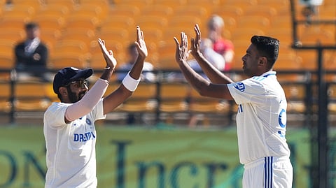 ബുംറയ്ക്കൊപ്പം വിക്കറ്റ് നേട്ടം ആഘോഷിക്കുന്ന അശ്വിന്‍