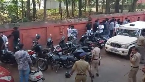 വിദ്യാര്‍ഥികള്‍ തമ്മിലുള്ള സംഘര്‍ഷത്തെത്തുടര്‍ന്ന് പൊലീസ് ലാത്തി വീശി
