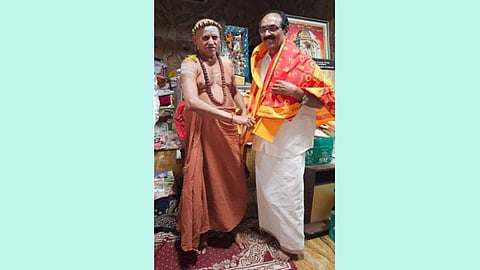 പൗർണമിക്കാവിൽ നടക്കുന്ന സമൂഹ ആദിവാസി മാംഗല്യത്തിന് ക്ഷേത്രം ട്രസ്റ്റിയായ എം എസ് ഭുവനചന്ദ്രനെ  മധുര അഥീനത്തിന്റെ മഠാധിപതി 
'അനുമതി പൊന്നാട' അണിയിക്കുന്നു