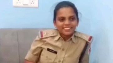 പിടിയിലായ മാളവിക യൂണിഫോമില്‍
