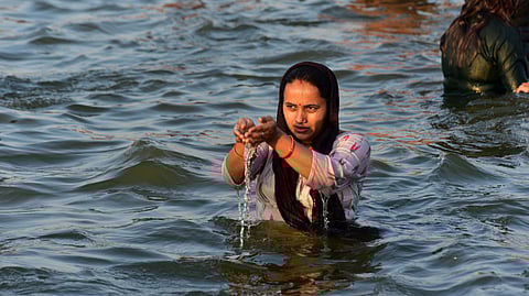 ​ഗം​ഗാനദിയിൽ സ്നാനം നടത്തി പ്രാർത്ഥിക്കുന്നു  