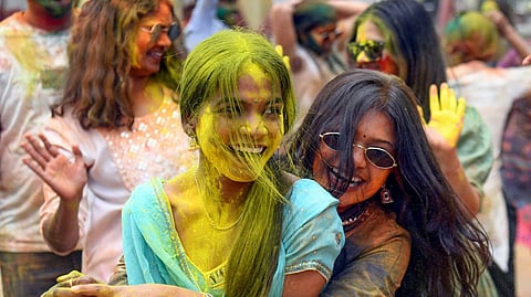 പരസ്പരം നിറം പുരട്ടുമ്പോൾ ശത്രുത അകലുമെന്നതാണ്‌ ഹോളിയുടെ വിശ്വാസം.