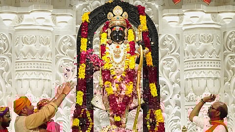   അയോധ്യയിലെ രാമക്ഷേത്രത്തില്‍ ഗംഭീരമായി ഹോളി ആഘോഷിച്ച് ഭക്തര്‍.