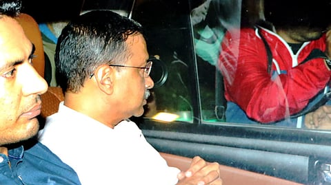 മദ്യനയക്കേസില്‍ അറസ്റ്റ് ചെയ്ത ഡല്‍ഹി മുഖ്യമന്ത്രി അരവിന്ദ് കെജരിവാളിനെ ഇഡി ഓഫീസിലേക്ക് കൊണ്ടുപോകുന്നു 
