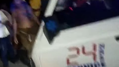 പരിക്കേറ്റവരെ ആശുപത്രിയിലേക്ക് കൊണ്ടുപോകുന്ന ദൃശ്യം