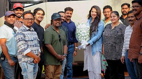 അനുഷ്ക ഷെട്ടിയെ സ്വീകരിക്കുന്നു