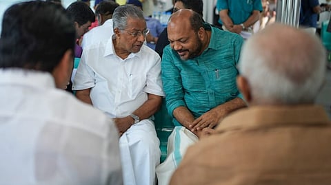 മുഖ്യമന്ത്രിയും മന്ത്രി പി രാജീവും 