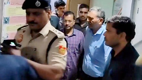 കെജരിവാളിനെ കോടതിയിൽ ഹാജരാക്കാൻ കൊണ്ടു വന്നപ്പോൾ  