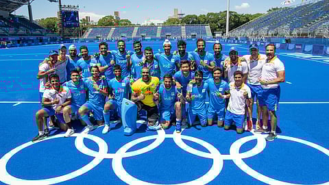 ടോക്കിയോ ഒളിമ്പിക്‌സില്‍ സ്വര്‍ണം നേടിയ ഇന്ത്യന്‍ ടീം
