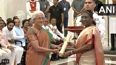എംഎസ് സ്വാമിനാഥന്‍റെ മകള്‍ നിത്യാ റാവു രാഷ്ട്രപതി ദ്രൗപദി മുര്‍മുവില്‍നിന്ന് ഭാരതരത്ന സ്വീകരിക്കുന്നു