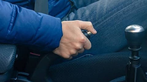 ഹാന്‍ഡ് ബ്രേക്ക് ഇട്ടാലും കാര്‍ മുന്നോട്ട് പോകുമോ? മുന്നറിയിപ്പ്