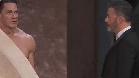 ഓസ്‌കര്‍ പുരസ്‌കാര പ്രഖ്യാപന വേദിയില്‍ നഗ്നയായി ജോണ്‍ സിന