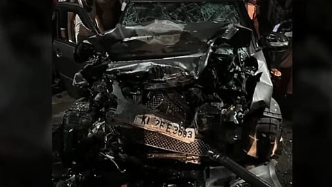 അപകടത്തിൽ തകർന്ന കാർ  