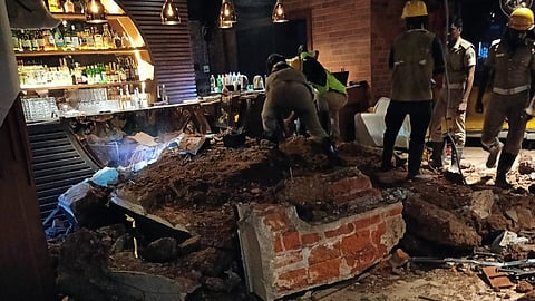 ആല്‍വാര്‍പേട്ടിലെ പ്രമുഖമായ സെഖ്‌മെറ്റ് പബ്ബിന്റെ മേല്‍ക്കൂരയാണ് തകര്‍ന്നുവീണത്