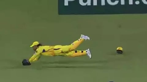 പ്രായത്തെ വെല്ലുന്ന പ്രകടനം; ചെപ്പോക്കിനെ ആവേശത്തിലാക്കി 'തല'യുടെ ക്യാച്ച്, വിഡിയോ 