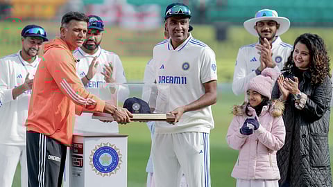 അശ്വിന് ദ്രാവിഡ് ഉപഹാരം സമ്മാനിച്ചപ്പോൾ   